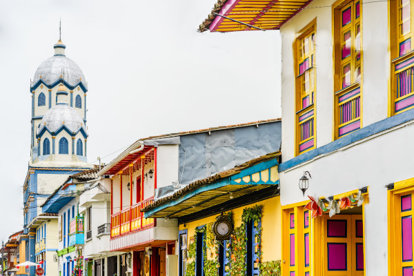 Vista de las construcciones coloniales y coloridas en Filandia, Eje Cafetero, Colombia.