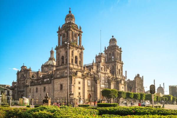 Vista exterior de la Catedral Metropolitana, Centro Histórico de la Ciudad de México.