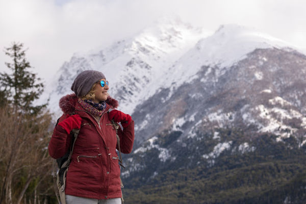 hermosa mujer admirando los paisajes del Parque nacional Nahuel Huapi, Bariloche.