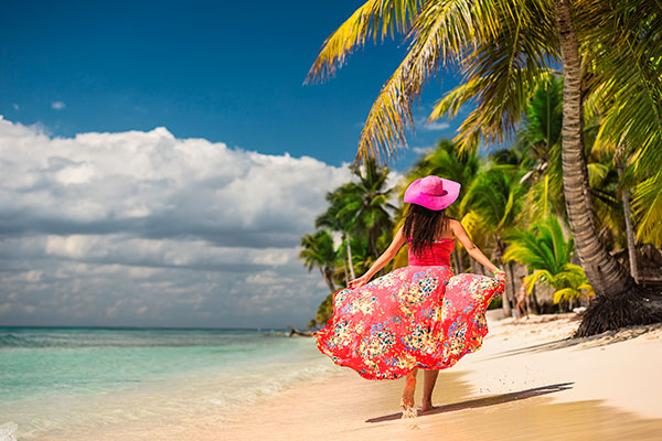 Mujer turista en una playa de Isla Saona, República Dominicana