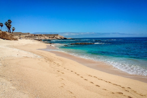 Vista de la Playa Palmilla, en Los Cabos, en un día soleado.
