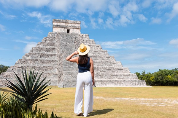 Turista observando la pirámide de Kukulcán