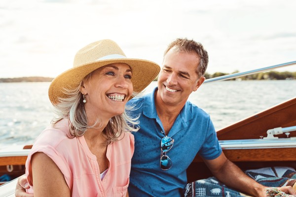 Feliz pareja de vacaciones en un barco.