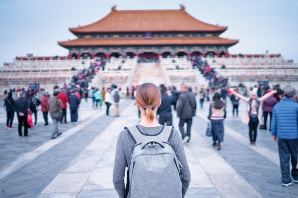 Mujer visitando edificio histórico en China