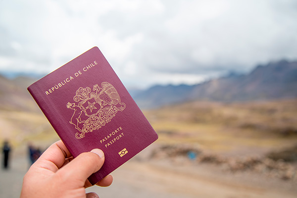 persona sosteniendo pasaporte chileno
