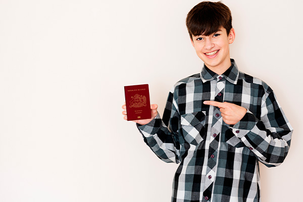 Adolescente sosteniendo pasaporte chileno