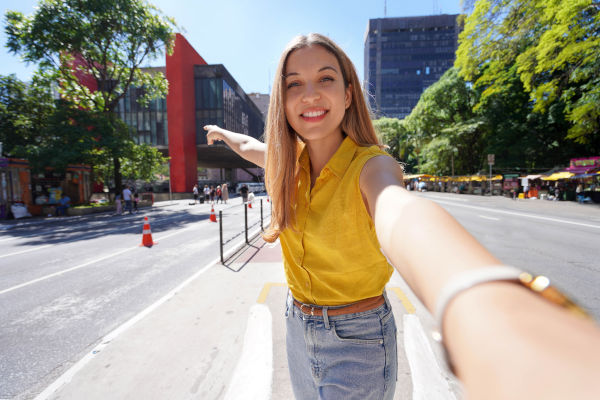 Joven turista disfrutando la Avenida Paulista, São Paulo, Brasil.