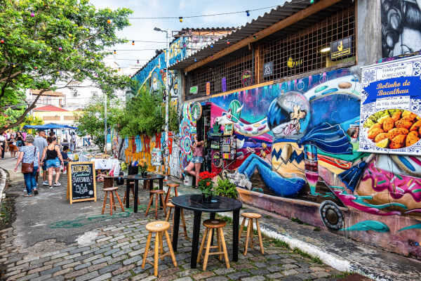 Foto del Callejón de Batman con ferias y bares, Sao Paulo, Brasil.