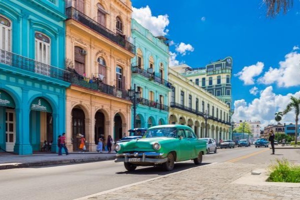 Auto circulando por una de las avenidas principales de La Habana, Cuba.