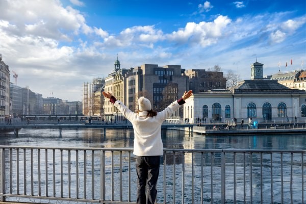 Mujer turista recién llegada a Ginebra, que cumplió con los requisitos para viajar a Suiza desde Paraguay.
