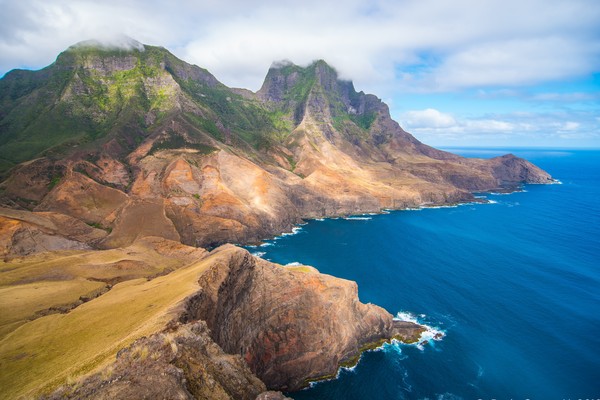 Vista del cerro el Yunque en la isla Robinson Crusoe con acantilados y mar azul.