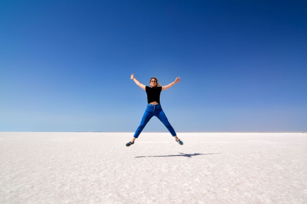 mujer saltando en el Salar de Uyuni, Bolivia.