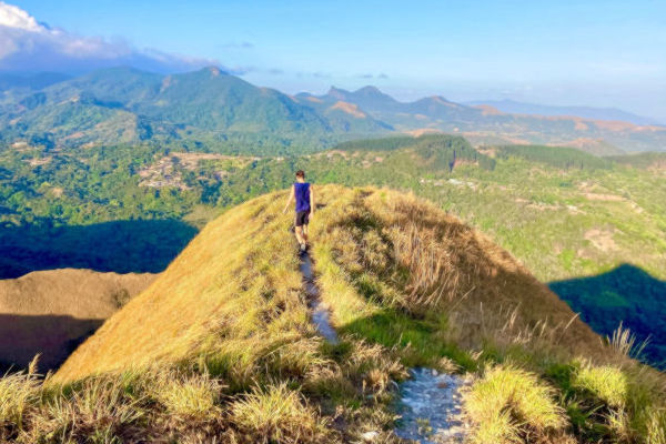 Joven viajero caminando por un estrecho sendero en el Valle de Antón, Panamá.