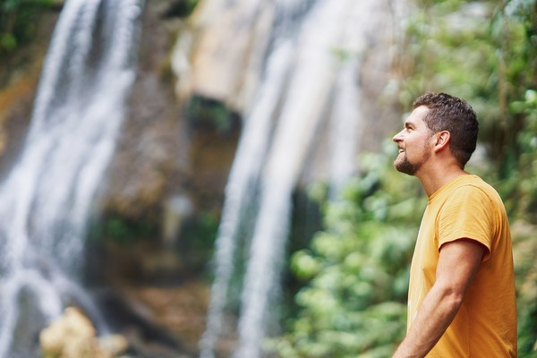 Foto de un turista masculino disfrutando de las Cascadas de Gozalandia, Puerto Rico.