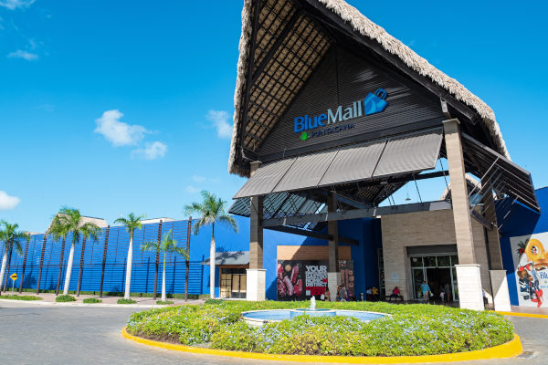 Foto de la entrada al BlueMall, centro comercial en República Dominicana.