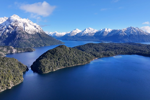 Vista aérea de montañas sobre lago en Bariloche