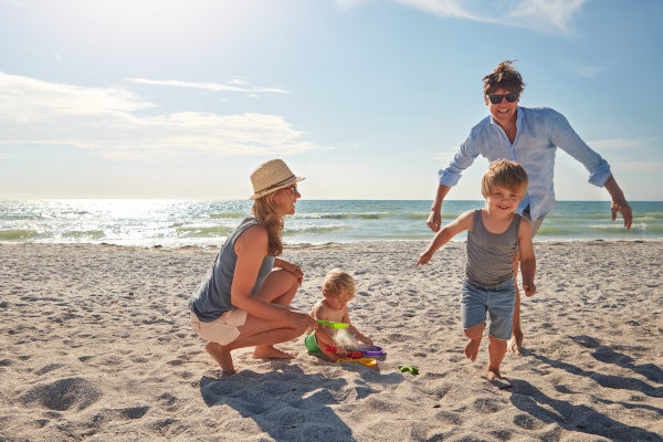 Una familia feliz jugando en las playas de Miami.