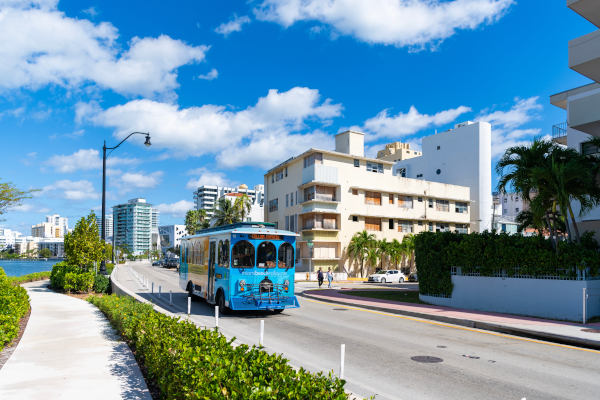 Trolebús de playa de Miami recorriendo la ruta de Collins Avenue.