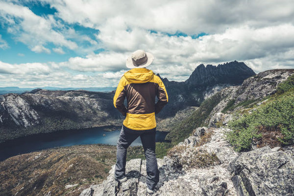 viajero apreciando la vista de la Reserva Natural de Tasmania, Australia.