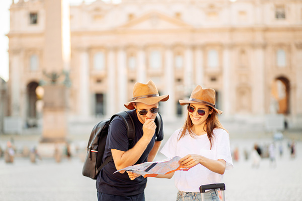 turistas en las calles de Roma, Italia