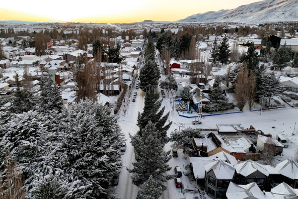 Vista aérea de El Calafate, Santa Cruz, Argentina, cubierta de nieve.