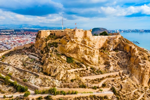 Vista panorámica aérea del Castillo de Santa Bárbara