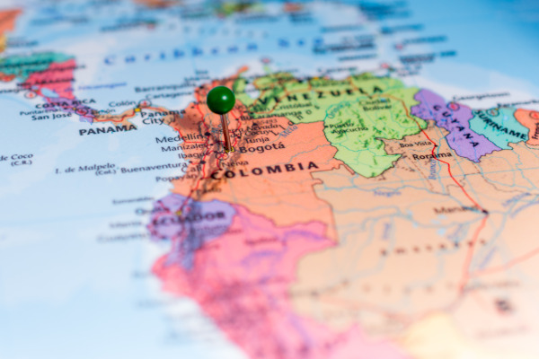 Mapa político de Colombia con una chincheta verde ubicada en Bogotá