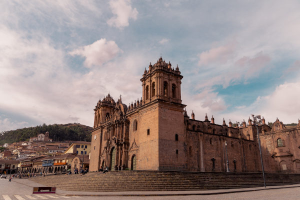 Catedral de Cusco, o Catedral Basílica de la Virgen de la Asunción, en la Plaza de Armas, fotografiada al atardecer.