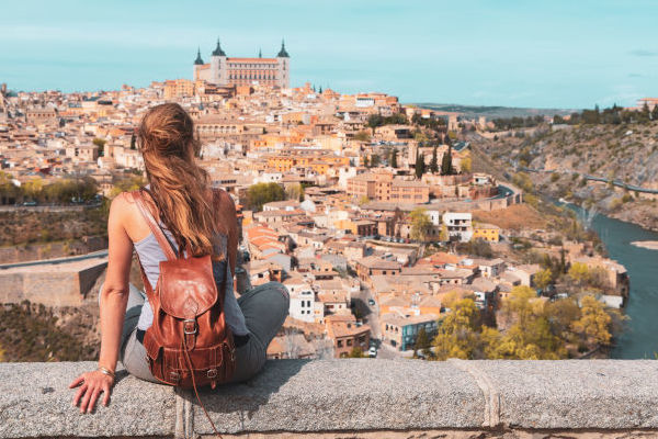 Una mujer turista observa el famoso Arco del Triunfo en Barcelona, España.