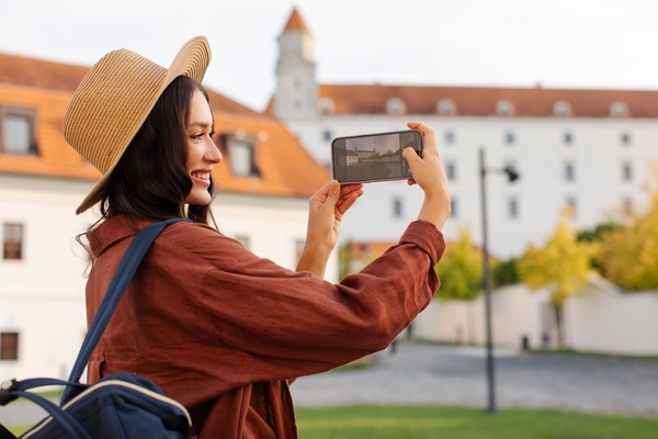 Mujer viajera tomando fotografías durante un viaje por Europa.
