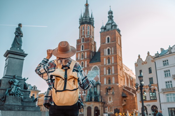 Mujer turista contemplando una catedral antigua en Cracovia, Europa.