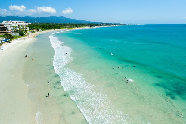 Turistas disfrutando de la playa de Punta Mita, Nayarit. México.
