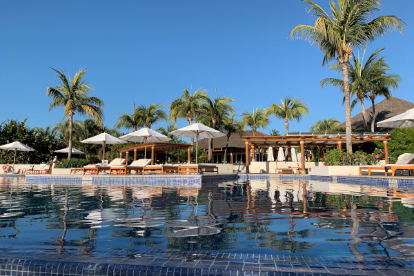 Descanso frente al mar en el hotel St. Regis Punta Mita, un exclusivo resort con playa privada en la costa del Pacífico mexicano.