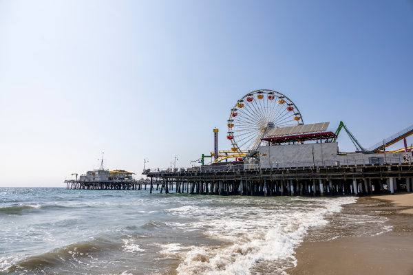 Vista del muelle de Santa Mónica con la icónica rueda de la fortuna desde la playa.
