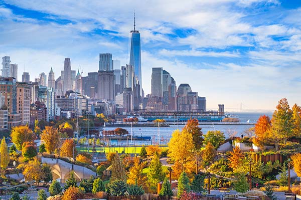 Vista del horizonte del distrito financiero en el bajo Manhattan en otoño