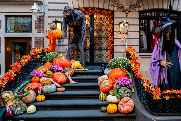 Decoración de Halloween en la entrada de una casa en Nueva York