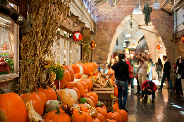 Calabazas en un mercado de comida de Nueva York durante Halloween