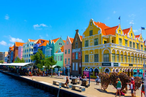 Calles y edificios coloridos del centro histórico Willemstad, Curazao.