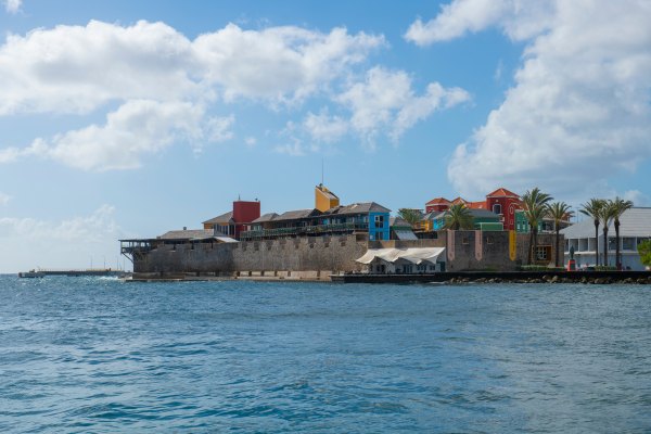 Vista panorámica del hotel Renaissance Wind Creek Curacao Resort, junto al Fuerte Rif, en Willemstad, Curazao.