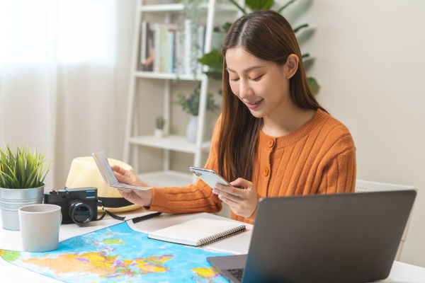 mujer planificando su itinerario de viaje.