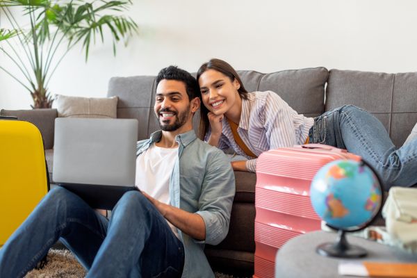 pareja feliz organizando su próximo viaje.