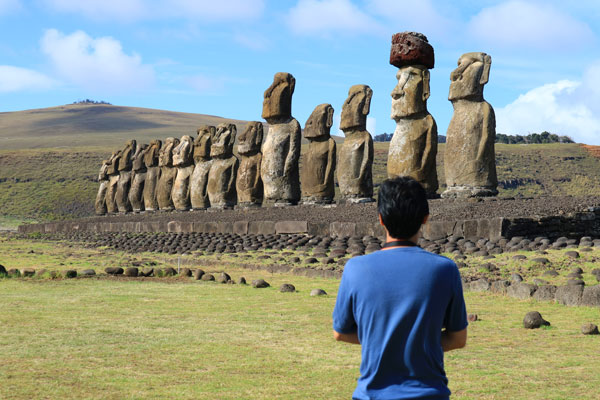 turista observando las estatuas Moái en la Isla de Pascua, Chile