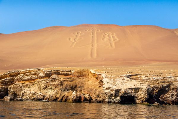 Geoglifo de un candelabro sobre las arenas del desierto de Perú.