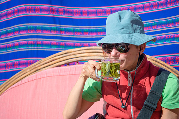 Turista bebiendo té de coca