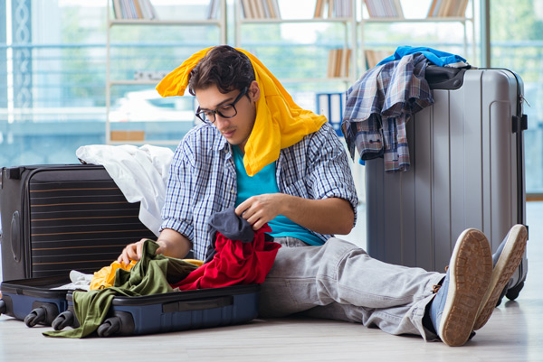 viajero ordenando una maleta