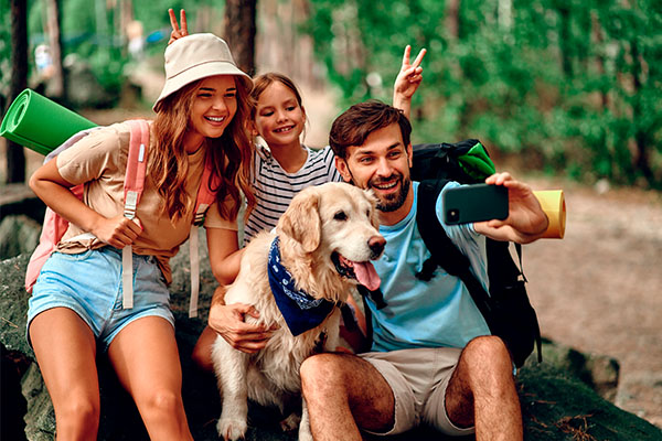 Familia tomándose una selfie en un viaje