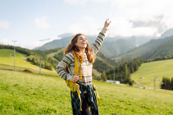 Turista mujer feliz admirando la naturaleza en un viaje.