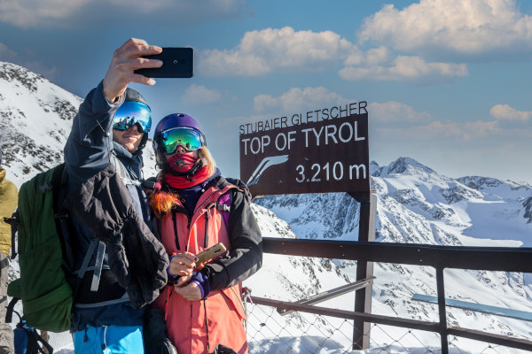 Pareja de esquiadores tomándose una selfie en el mirador Top of Tyrol en invierno, Tirol, Austria.