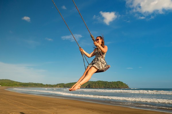 una chica en una hamaca en Playa Venao, Panamá