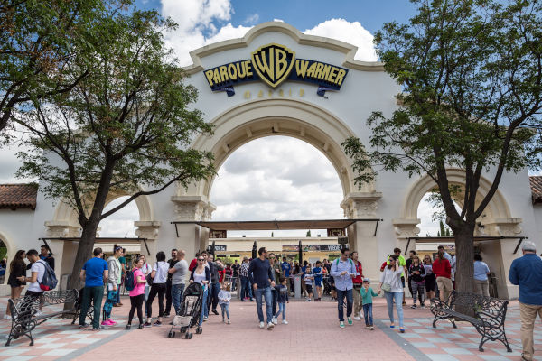 Personas entrando y saliendo del Parque Warner Madrid.